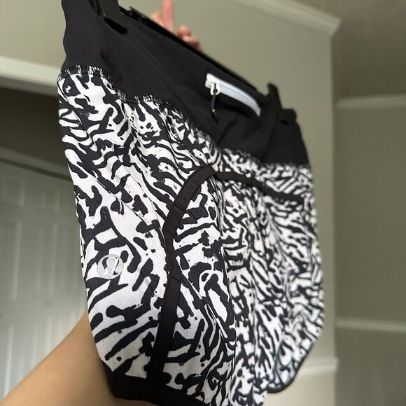 Lululemon Women Run Times Short 4" Brushed Animal White Black Print 4-way Size 6 - Picture 7 of 9